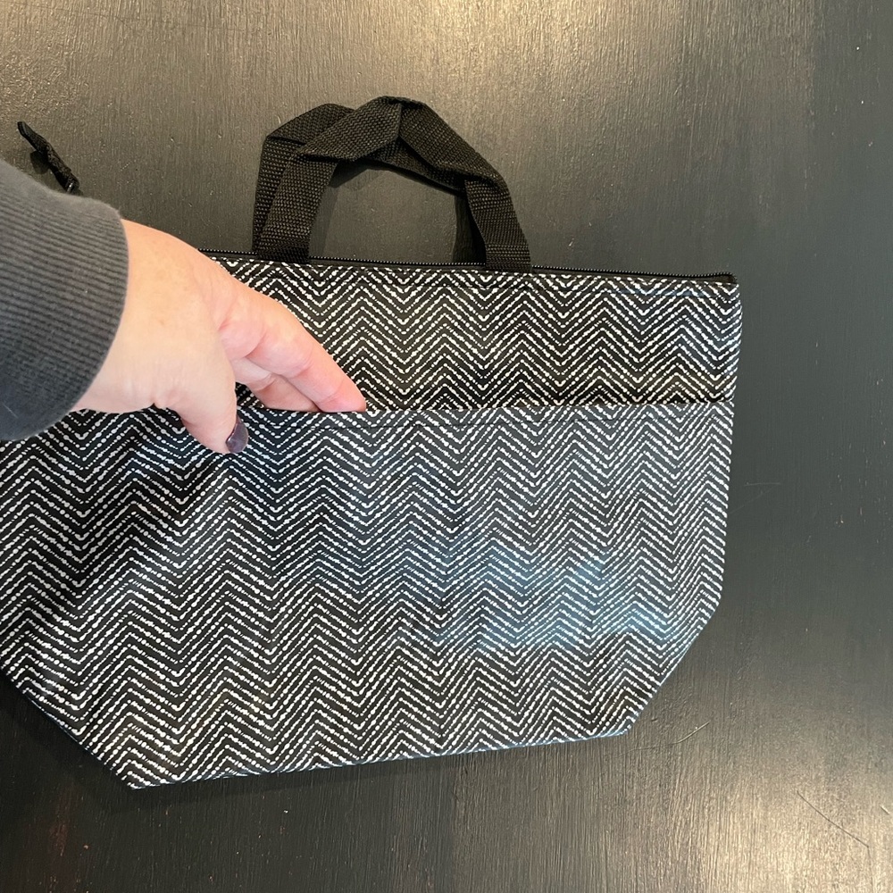 NEW Black and White Herringbone Pattern Cooler Tote - Picture 5 of 9
